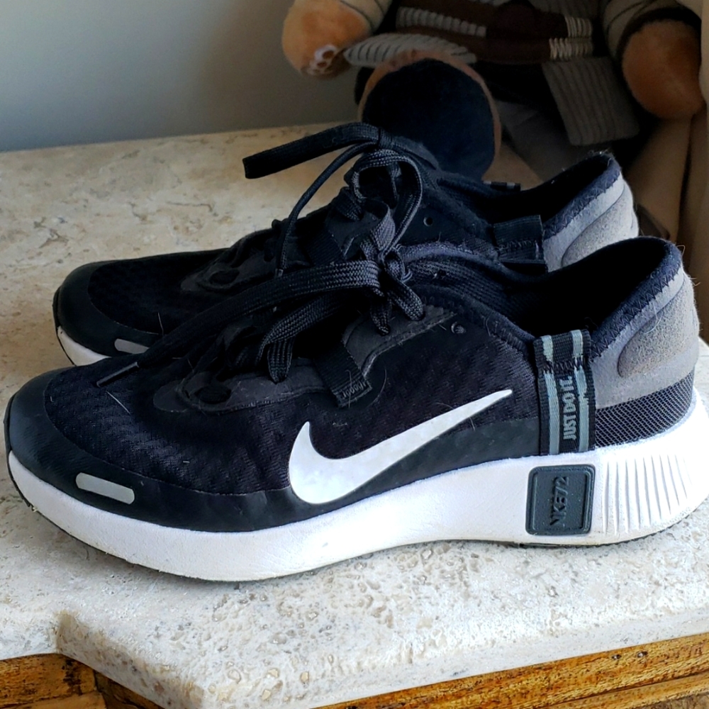 Nike Reposto youth sneakers. 3.5y. Black and white